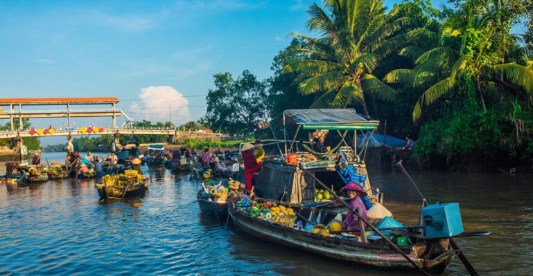 Barques colorées au marché flottant de Cái Răng