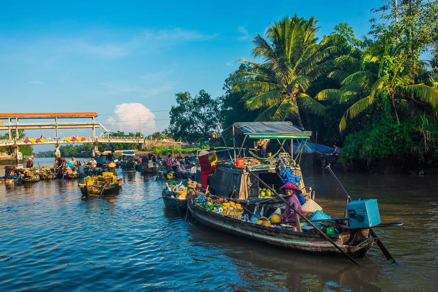 Barques colorées au marché flottant de Cái Răng